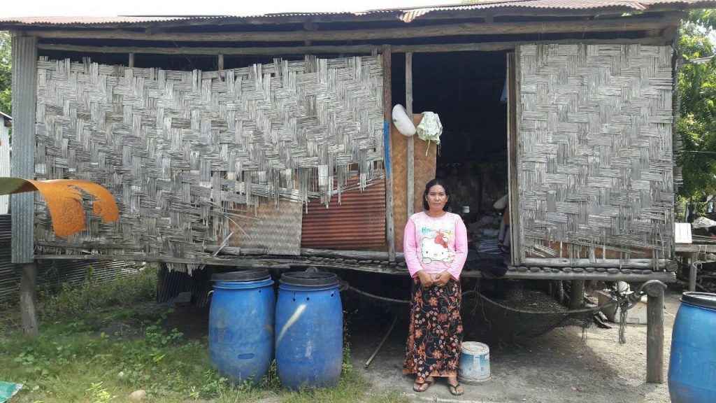 สภาพบ้านเรือยของชาวเลบนเกาะหลีเป๊ะที่ทรุดโทรมจนป้องกันฝนไม่ได้ แต่กลับถูกนายทุนห้ามซ่อมแซม