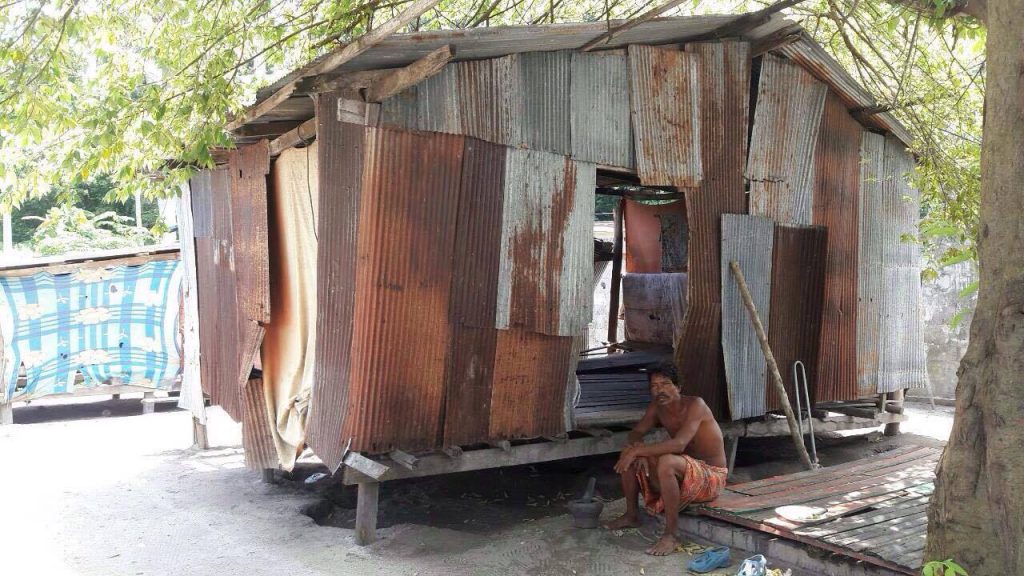 สภาพบ้านเรือยของชาวเลบนเกาะหลีเป๊ะที่ทรุดโทรมจนป้องกันฝนไม่ได้ แต่กลับถูกนายทุนห้ามซ่อมแซม