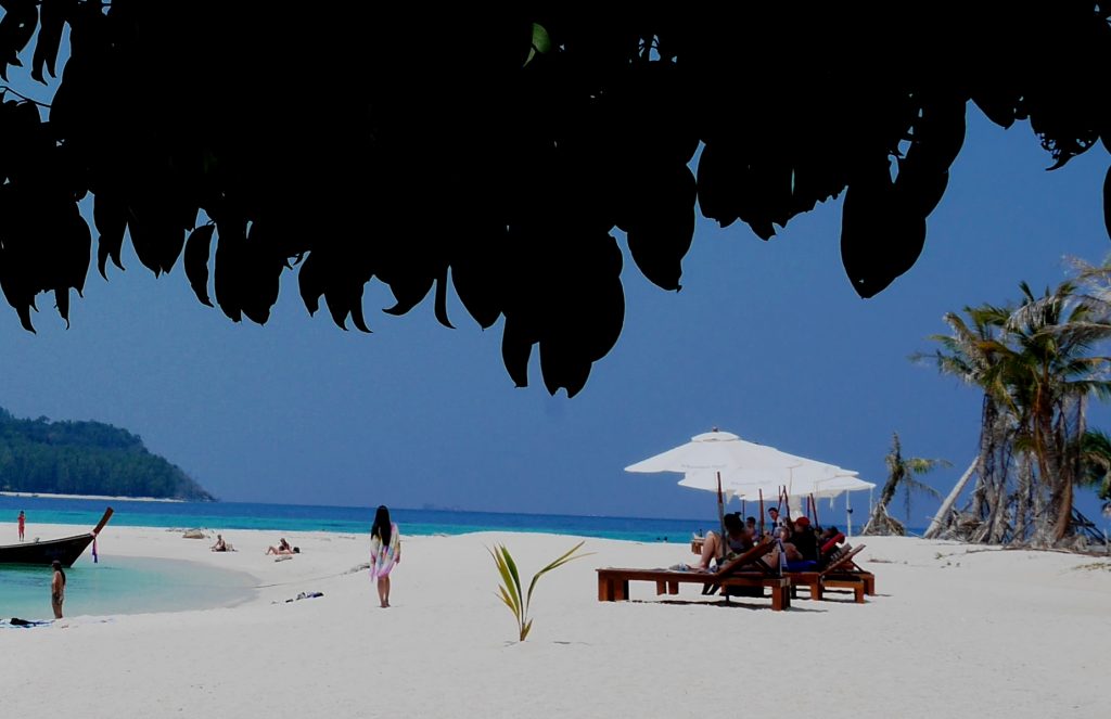 บรรยากาศการท่องเที่ยวบนเกาะหลีเป๊ะ