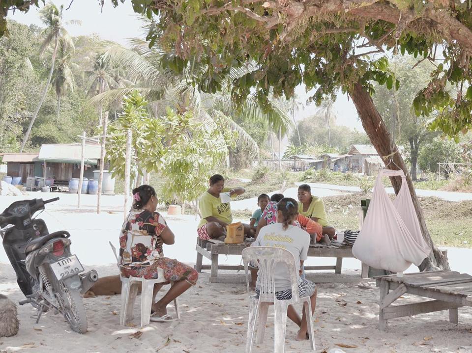 ยามเย็นที่ชุมชนตูโป๊ะและบ้านบน (ชุมชนใหม่ของชาวเลที่ถูกนายทุนโยกย้ายที่อยู่)